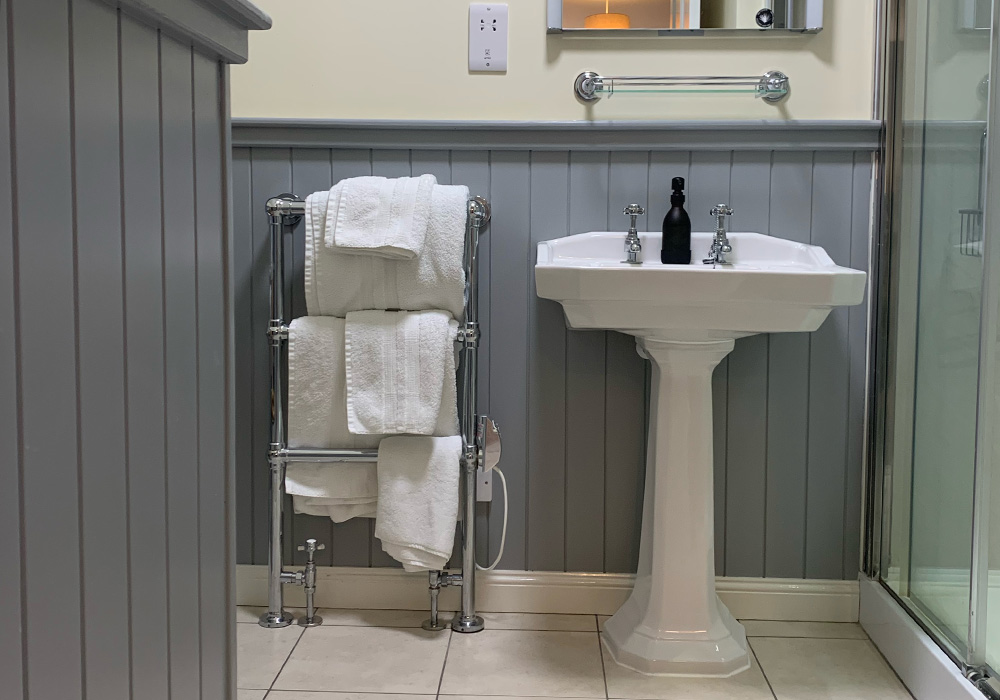 langskaill-master-bedroom-ensuite skaill house